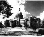 Portrait of Capitol Building in Jackson, Mississippi. by Bond News Pictures (Jackson, Miss.)